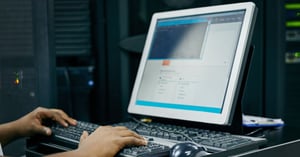 pantalla de computadora con ventana de script - portada blog neracode